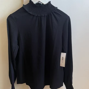 Blus  - Vacker blus från Gina tricot, aldrig använd med prislapp kvar💛