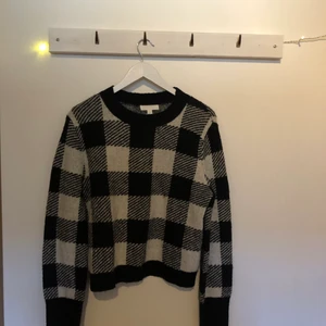 Mjuk stickad tröja - Mjuk stickad tröja, köpt från HM för något år sedan. Normal passform, sparsamt använd och i bra skick! Säljer då den tyvärr inte kommit till användning :( Bara skriv för fler bilder eller mer info🥰 Frakt tillkommer💕✨