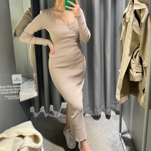ADOORE ROMA DRESS - Säljer denna URSNYGGA Roma Dress från Adoore i Beige strl 38. Använt enstaka gång. Väldigt stretchig så passar de flesta. Super skick! 