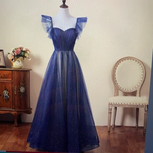 balklänning glitter - Säljer min drömmiga balklänning då jag hittade annan. Den är från en butik på etsy, gjord i England! Väldigt drömlik, mörkblå glittrig med ett beige undertyg. Kan passa flera storlekar då den har snörning där bak! Köpte för ca 3000 kr inklusive frakt och tull. Priset kan diskuteras då jag vill få sålt den snabbt! Möts gärna upp i gbg annars frakt! (tips efter balen; klänningen kan sys om till nån liten puff fest klänning vilket är väldigt trändigt)