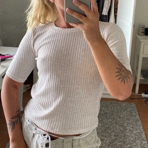 Beige topp/ T-shirt  - Beige mysig tröja, super skönt material 