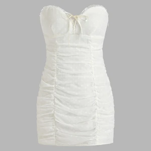 Superfin studentklänning - Säljer nu min superfina klänning som tyvärr är lite stor på mig. Den passar perfekt nu till studenten men även superfin som sommarklänning🌟 Den är aldrig använd och har prislappen kvar💗 Kan både posta och mötas upp i centrala Stockholm🥰