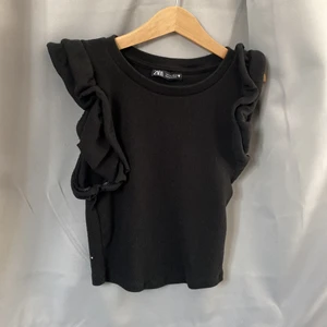 Zara topp  - Knappt använd topp ifrån zara, volangerna behövs strykas till lite men annars är den i toppen skick! Stl s