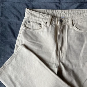 Beige jeans - Ett par ljusbeiga jeans från weekday✨ Jeansen har stolek W25 L32 och är i modell voyage. Älskar denna modell men tyvärr stoleken för liten för mig. Därav är de nästan helt oanvända och i nyskick❤️ Köparen står för frakten (79kr) 
