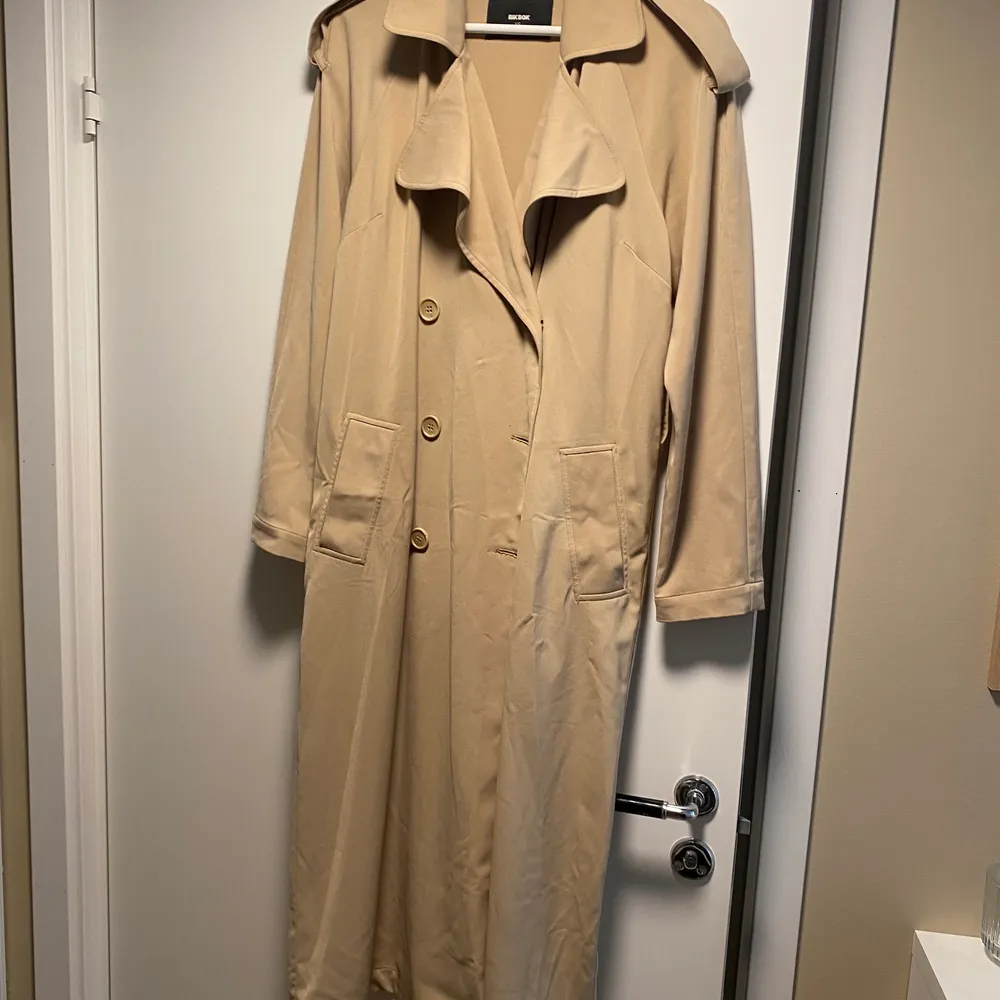 Super skön trenchcoat i mjukt material. Bandet i midjan saknas annars inga konstigheter. Storlek Xs från bikbok.. Jackor.