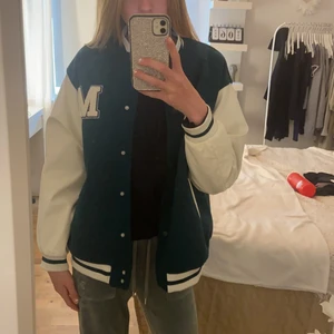College jacka  - Säljer denna collegejacka i storlek XS andvänd fåtal ggr 💗