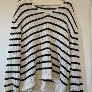 Randig tjocktröja - Säljer denna superfina och somriga tröja från Zara. Den är stickad men är ganska luftig alltså väldigt skön på sommaren. Den är i storlek S men passar även M då den är ganska oversized. Köparen står för frakten. Skriv för frågor och bättre bilder.💕💕
