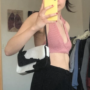 Komönstrad väska - Supersöt väska med komönster från märket oasis! Frakt tillkommer, bara att hojta om man har frågor 