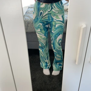 Blåa Byxor - Nästan helt oanvända byxor. Jag har haft på mig dom en gång men på grund av att de är för små så har jag inte avnvänt dom mer. Materialet är ganska tunt och styvt och de har inte alla mycket stretch. De sitter jättefint på. Det står att storleken är M men jag skulle säga att de sitter mer som XS/S
