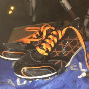 Friidrott skor - Dessa skor är i bra skick. Detta är både inomhus och utomhus skor till friidrott. Med storlek 40. 