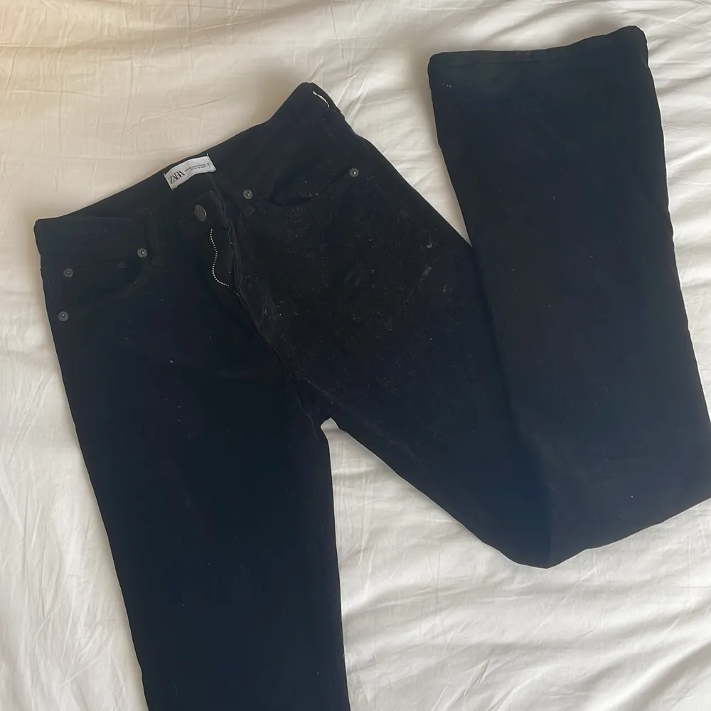 Svarta midwaist, bootcut jeans från zara i manchester-material. Knappt använda och i mycket bra skick💕. Jeans & Byxor.