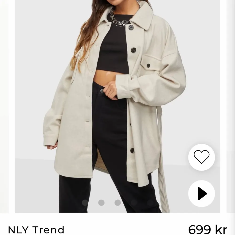Säljer denna skit snygga kappa från Nelly då jag tycker den är för lång på mig därav knappt använd. Storlek 34🤍. Jackor.