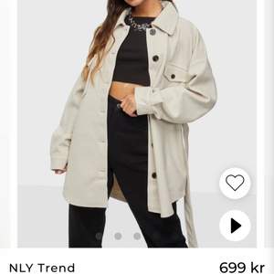 Säljer denna skit snygga kappa från Nelly då jag tycker den är för lång på mig därav knappt använd. Storlek 34🤍