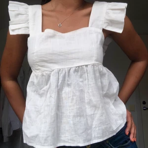 Vit topp - En topp/blus som är perfekt till sommaren, superfin passform🌺 !Tröjan är kvar pga oseriös köpare!