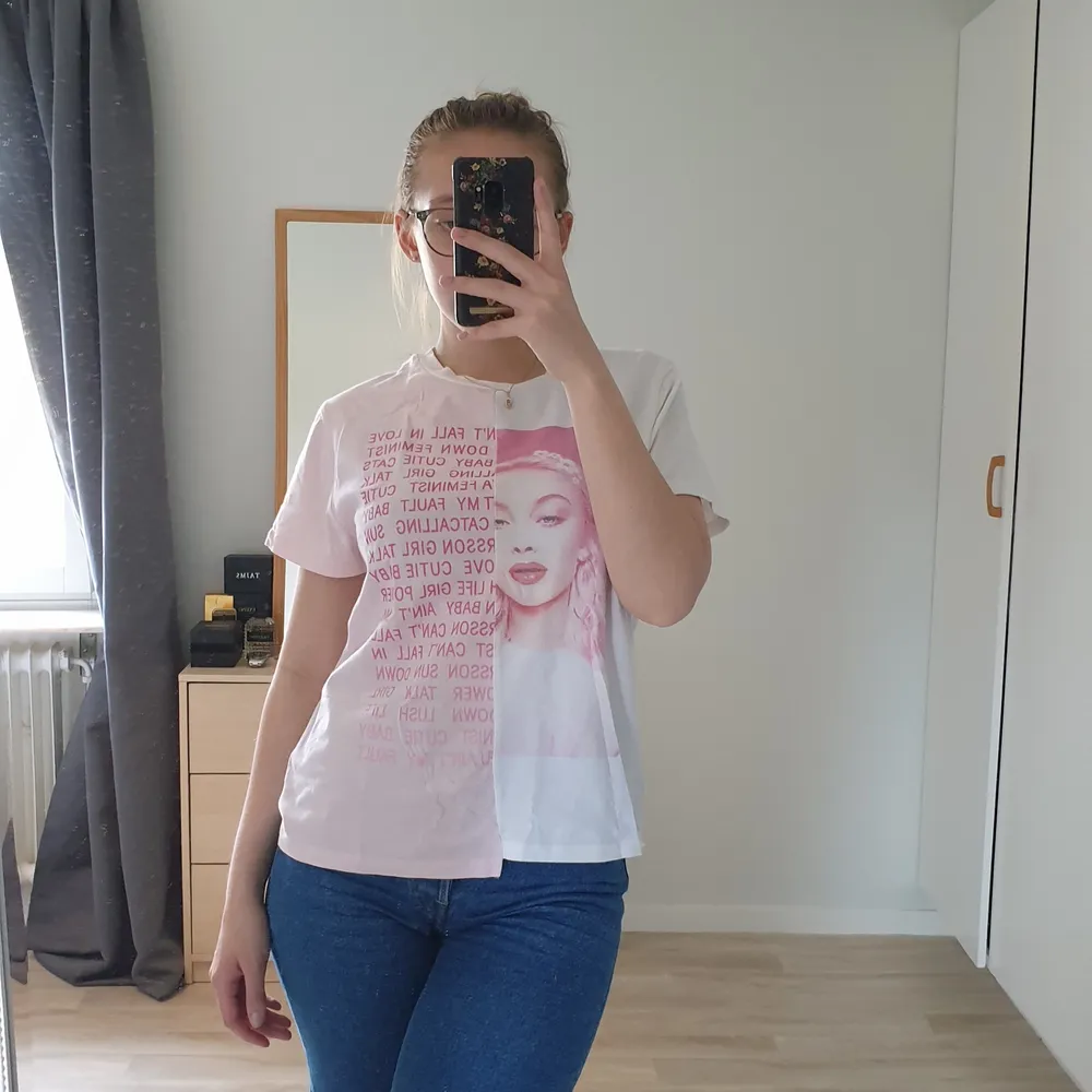 T-shirt med Zara Larsson bild och text. S/M. T-shirts.