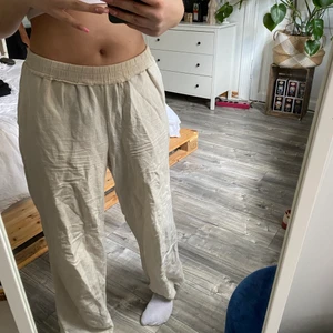 Linne byxor - Linnebyxor från H&M knappt använda. Sköna och du kan vika ner kanten så dom blir lågmidjade både mer och mindre som på bild men kan även bli högmidjade om du viker upp kanten. Storlek: S men passar även M! Köparen står för frakten 