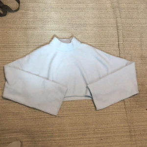 ljusblå tröja  - NYSKICK! Aldrig använt! ljus blå tröja/kofta/cardigan. stickad!