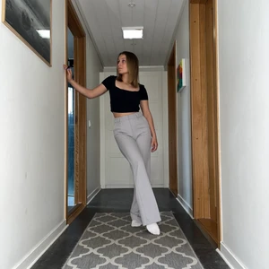 Madlady kostymbyxor 36 l30 - VÄRLDENS FINASTE KOSTYMBYXOR, har sååå många färger av denna modell och därav gör jag mig av med dessa för att få plats med allt i min garderob! Skick 9/10, dem är lite smutsiga nertill på insidan då jag är lite för kort för dem. Kan skicka bild på det om man vill! Slutsålda på hemsidan, därav priset! ❤️ passar en 160-168 skulle jag säga!