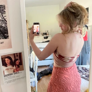 Fin mönstrad sommar kjol! - Säljer bästa sommar kjolen☀️☀️ en lång rosa/orange färgad kjol med fint mönster! 🌴🍀☀️☀️