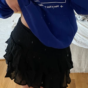 Volangkjol  - Säljer en såå fin svart volangkjol, aldrig använd! Lappen ej kvar 💘 perfekt till sommaren 💥