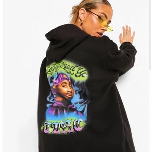 Hoodie  - Cool hoodie med tryck som knappt blivit använd💗 Skriv för egna bilder🥰 Helt slutsåld!