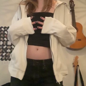 Huvtröja - En vit zip-up oversized, i perfekt skick. :)