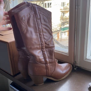 Stövlar - Snygga cowboy boots (ej äkta skinn), strl 38. Endast några få misskötta ställen därav det billiga priset.
