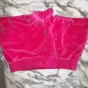 Juicy couture shorts st M - Rosa Juicy shorts säljs då dom inte har kommit så mycket till användning, köpta för någon månad sedan. Köptes för 500:-