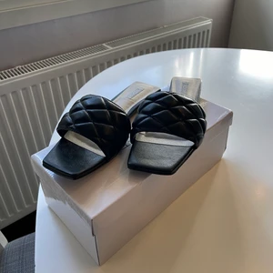 Sommar skor - Säljer dessa sprillans nya snygga sommarskorna från nelly. Blev tyvärr fel storlek för mig därav att jag säljer dom, dom är i storlek 40. Ny pris 299kr mitt pris 150kr+frakt. Blir olika frakt kostnad beroende på om man vill ha med kartongen, skriv om ni undrar något. Köparen står för frakten💕