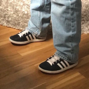 Adidas sneakers  - Jättesnygga retro adidas sneakers i fint skick. Modellen är hög och marinblå. Storlek 38 (passar mig som har 37,5-39) 💙 hör av dig om du har frågor. Köparen står för frakten 💙