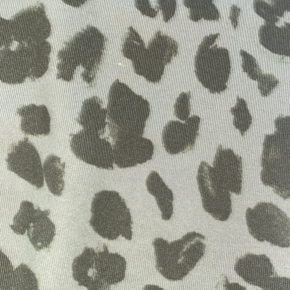 H&M tränings tights färg grön med leopard mönster storlek 140. Jeans & Byxor.