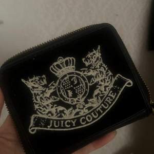 Juicy plånbok som är super söt men kommer ej till användning🥲 Den har totalt 12 fickor/hållare. 7st hållare för kort/ID, 1 stor ficka för sedeln,  3fickor för småsaker sedan en ficka med dragkedja för mynt eller så. Köptes här på plick. Vet ej om det är äkta😩 PM för mer info! 