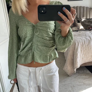 blus - söt sommarblus i grön färg med utsvängda ärmar, man kan knyta själv vid bysten! Säljer då jag aldrig använder, nypris var runt 200-250 om jag minns rätt