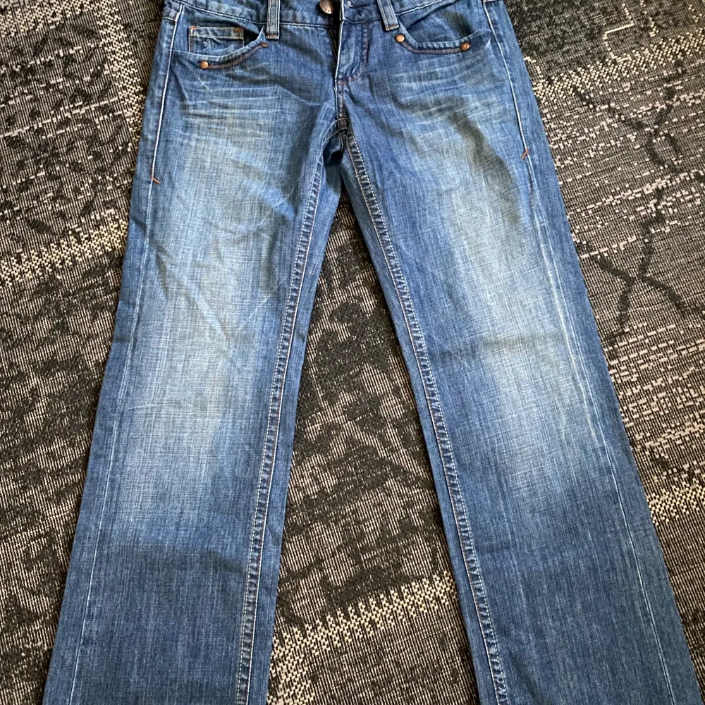 really cute low waisted jeans, bought on plick but unfortunately they were a bit too small for me so i have to sell them :,( (buyer pays for shipment) starting price 350kr buy directly for 400. Jeans & Byxor.