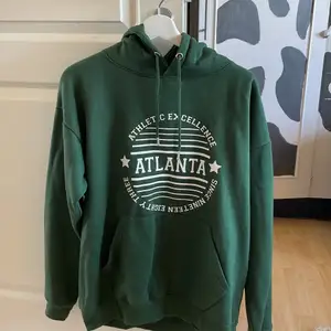 Grön hoodie med tryck från ASOS, storlek M 90kr+frakt 