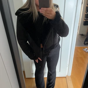 kort pälsjacka - Jättefin kort pälsjacka i storlek S, säljer för jag inte använder längre!!