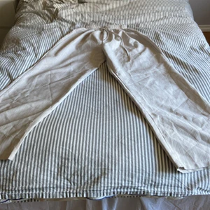 Linnebyxor - Detta är ett par jättefina linnebyxor som jag köpte här på Plick men dom passade inte mig. Dom är i storlek 30 och är från prettylittlething