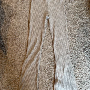 ❗️Ribstickade utsvängda byxor❗️ - 💕Säljer dessa fina ribstickade byxorna från Gina Tricot, då de inte passar mig längre. Byxorna är i storlek M, och de väldigt sköna och bekväma. Passar perfekt som mysbyxor där hemma💕