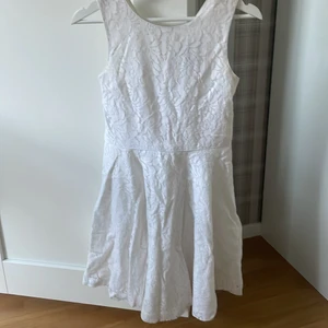 Klänning  - Fin vit klänning från polo Ralph lauren med vitt ”blommönster”, kommer tyvärr inte till användning längre då den blivit lite liten men var helt klart en favorit!