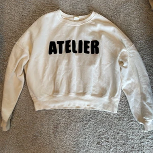 ❗️Sweatshirt med tryck från H&M❗️ - 💕Säljer denna sweatshirten med tryck från H&M då den är för liten. Sweatshirten är i storlek M, och den passar fint till allt!💕