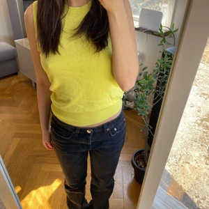 Gul väst - Gul väst från zara som inte kommer till anvädning mer. Västen är i bra skick! Jag är 165 cm och brukar bära Xs/s🫶🏻💕