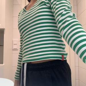 Tröja  - As snygg tröja som inte kommer till användning säljer pgd inte riktigt min stil.  Vid snabb affär kan jag möjligtvis gå ner i pris.🤍