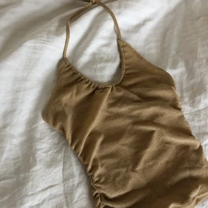 Sommar topp❤️‍🔥 - Hejsan nu säljer jag denna fina topp som jag köpte förra året i december för ungefär 199kr på bikbok. Sälj eftersom att jag inte använder den längre. Den är i ett jättefint skick och det är inget fel på den❤️