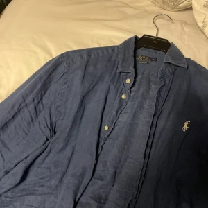 Ralph Lauren skjorta i linne - Jätte fin skjorta till sommaren, även i nyskick, storlek 10 passar alla eftersom att den är lite oversize🥰