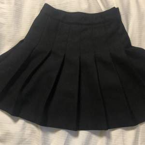Svart plisserad kjol från H&M i storlek 32.                                                          Använd 7-12 gånger men i bra skick ( som helt ny ). Den passar inte mig i midjan och därför säljer jag den
