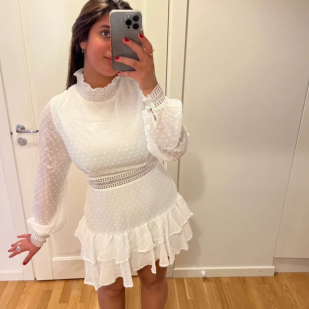 En helt ny oanvänd vit klänning i storlek 40 och helt perfekt för studenten! Den är från Showpo och inköpt för 800kr, säljer pga att jag köpte 2 storlekar. Klänningar.