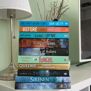 Böcker (Booktok) - Dessa böcker är väldigt gillade på Booktok. Tyvärr har de endast legat på min hylla och dammat.Vill gärna hitta ett hem där någon annan kan uppskatta dem mer<3                                                                                             