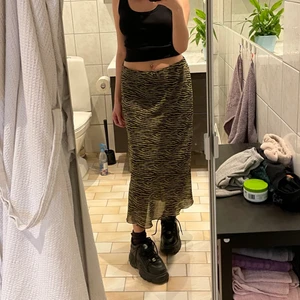 Kjol  - En jätte fin kjol med typ zebra mönster! Den går ner till anklarna på mig som är 160❣️ det är två tyg och därför inte genomskinlig, färgen syns bäst på andra bilden. Midjan har också en resår, den är lite uttöjd men sitter fortfarande tight på mig och inget som märks 