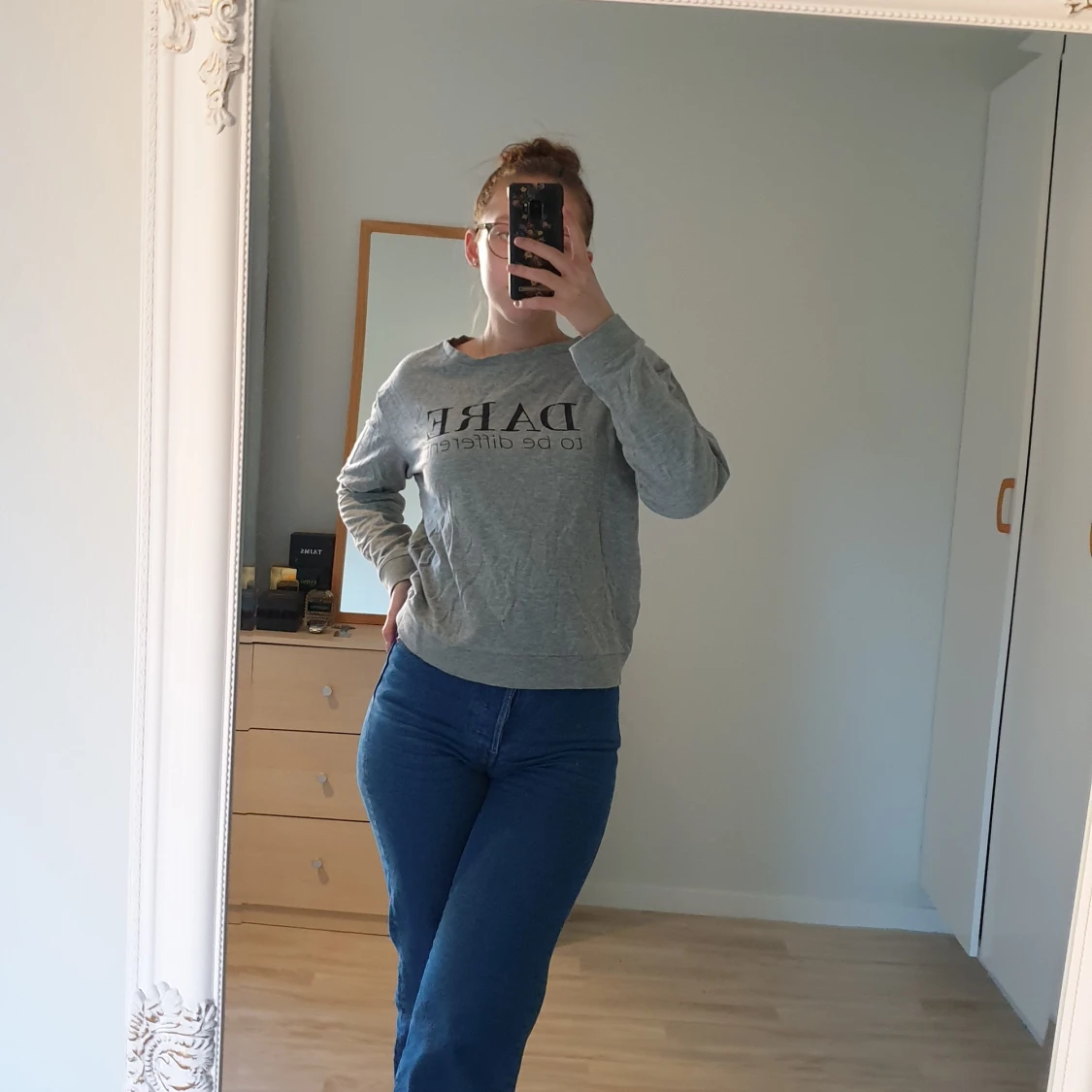 Grå tunn tröja med tryck - 90