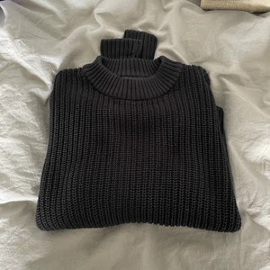 Stickad tröja - Stickad tröja från monki, storlek M. Kommer inte till användning längre